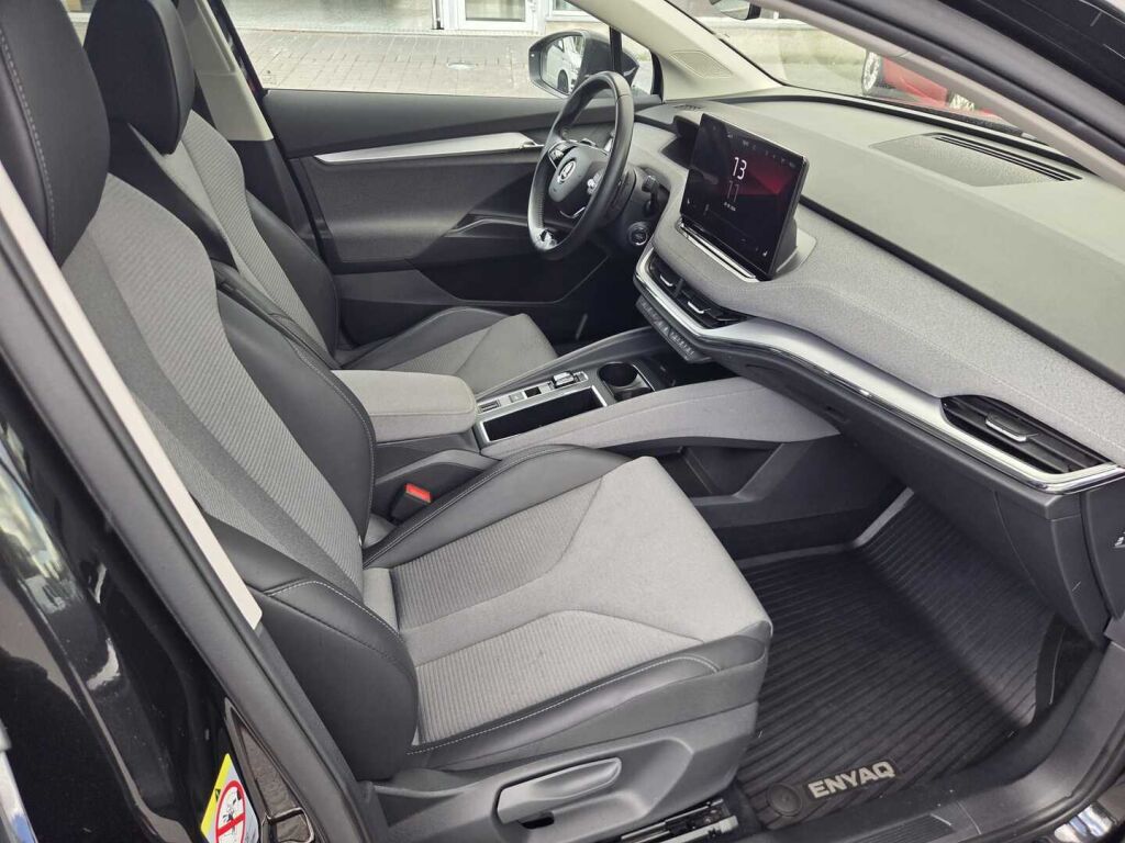 Skoda Enyaq 2023 Musta (Black Magic Pearl Effect)