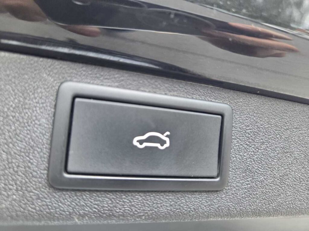 Skoda Enyaq 2023 Musta (Black Magic Pearl Effect)