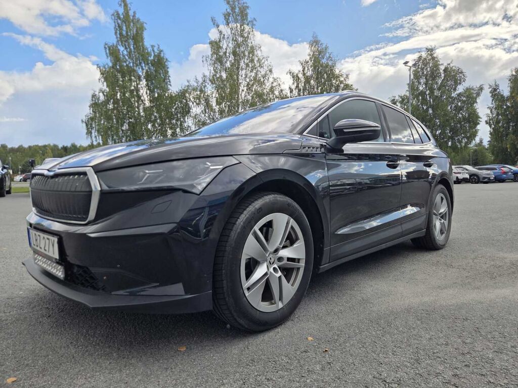 Skoda Enyaq 2023 Musta (Black Magic Pearl Effect)