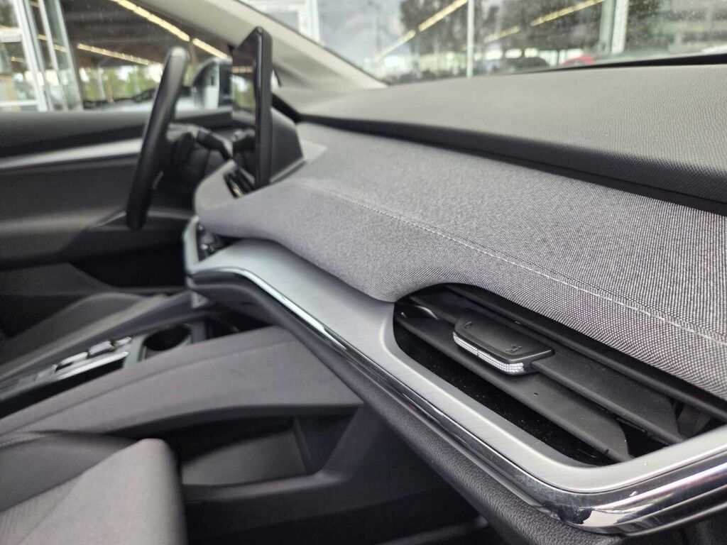 Skoda Enyaq 2023 Musta (Black Magic Pearl Effect)