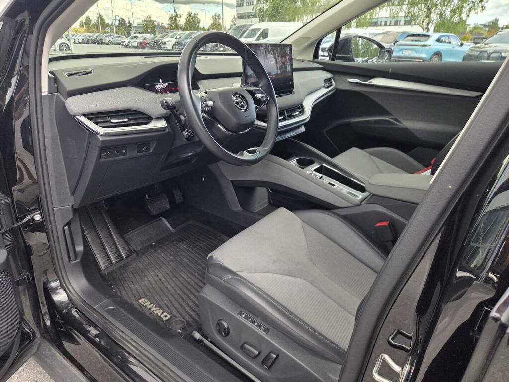 Skoda Enyaq 2023 Musta (Black Magic Pearl Effect)