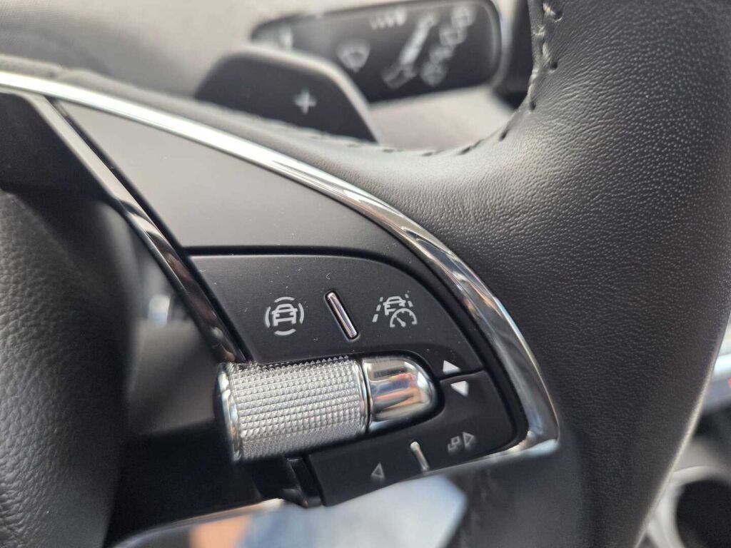 Skoda Enyaq 2023 Musta (Black Magic Pearl Effect)