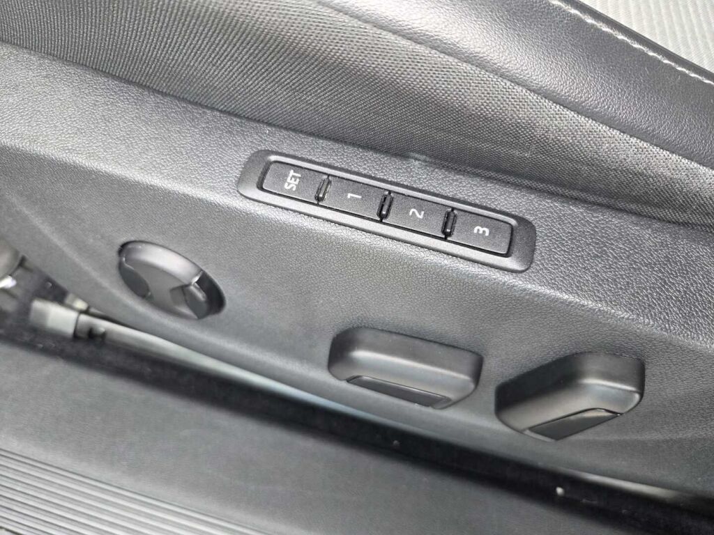 Skoda Enyaq 2023 Musta (Black Magic Pearl Effect)