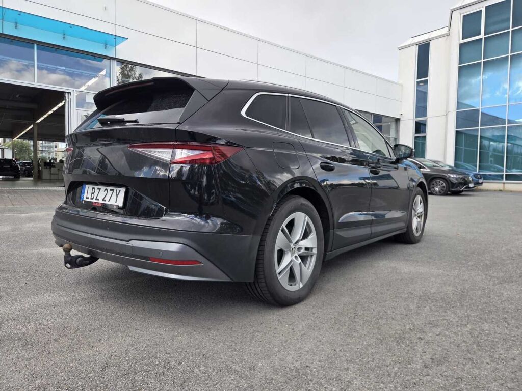 Skoda Enyaq 2023 Musta (Black Magic Pearl Effect)
