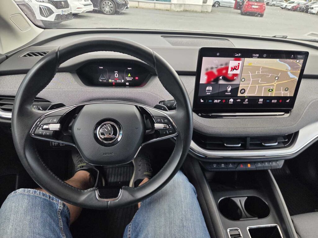 Skoda Enyaq 2023 Musta (Black Magic Pearl Effect)