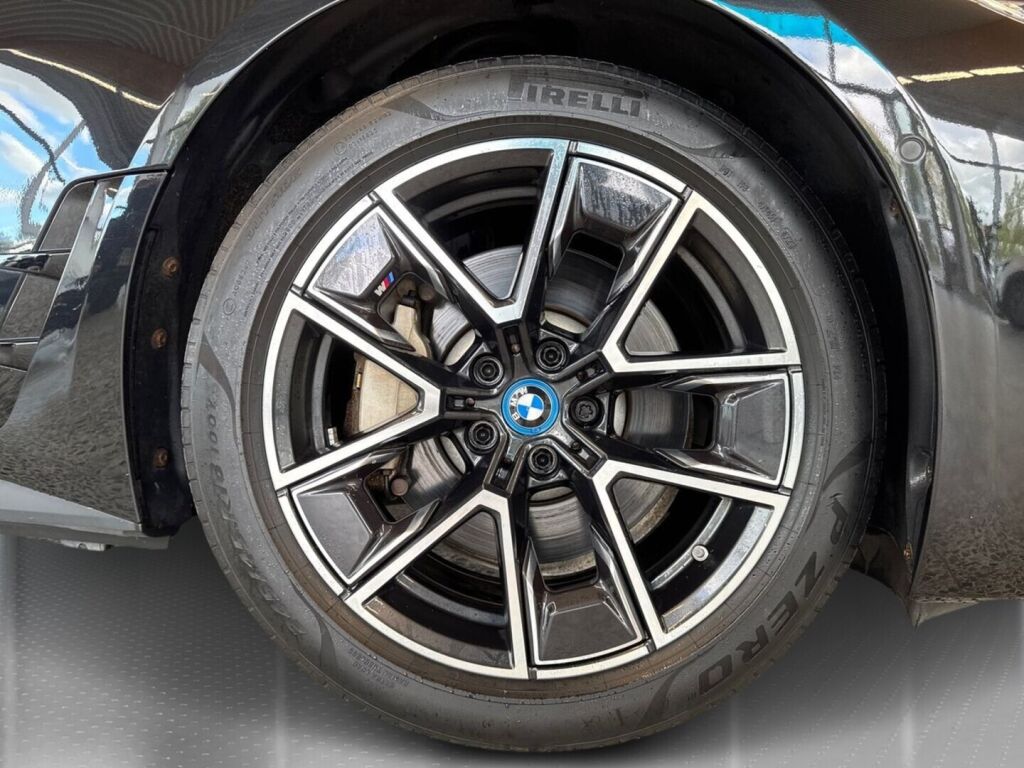 BMW i4 2024 Musta (Black Sapphire Metallic)
