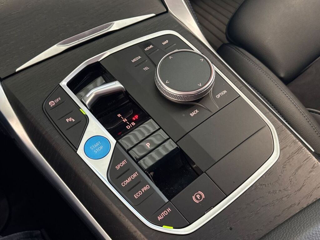 BMW i4 2024 Musta (Black Sapphire Metallic)