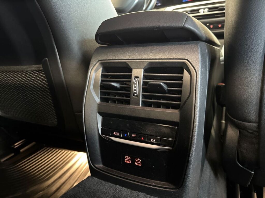 BMW i4 2024 Musta (Black Sapphire Metallic)