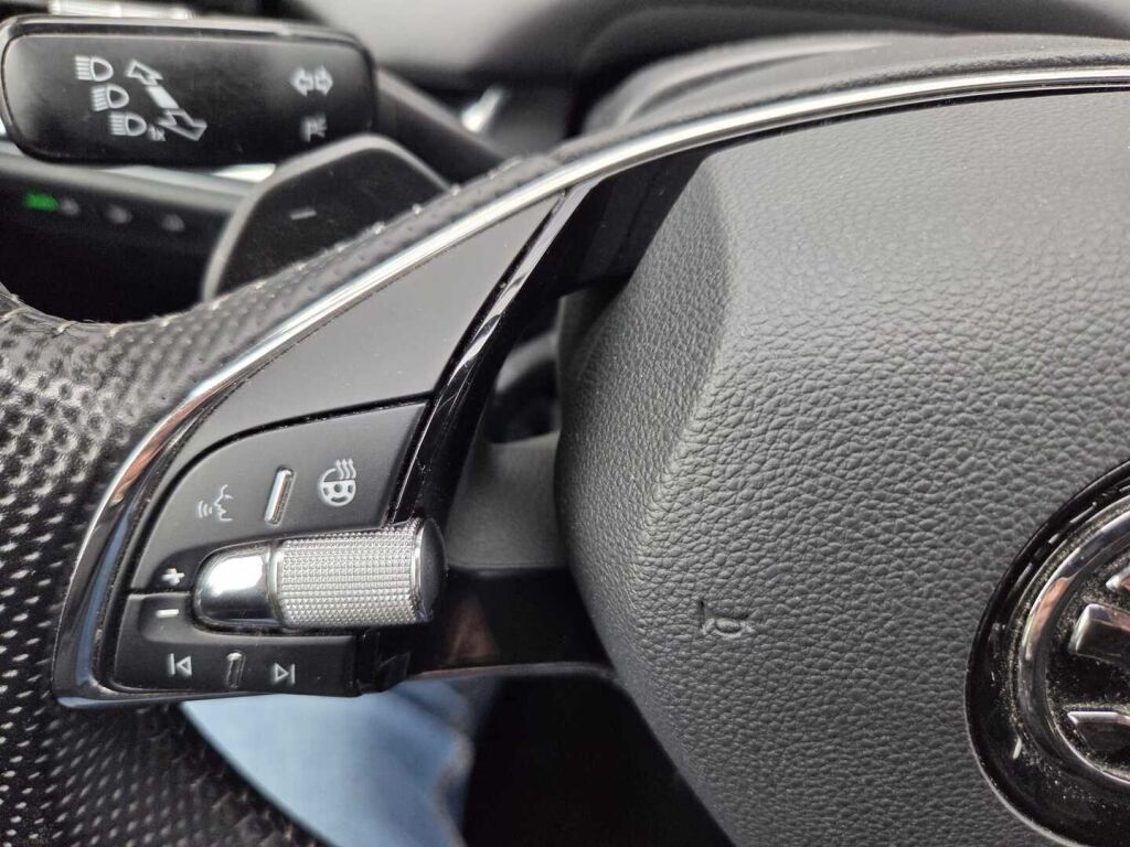 Skoda Enyaq 2023 Musta (Black Magic Pearl Effect)
