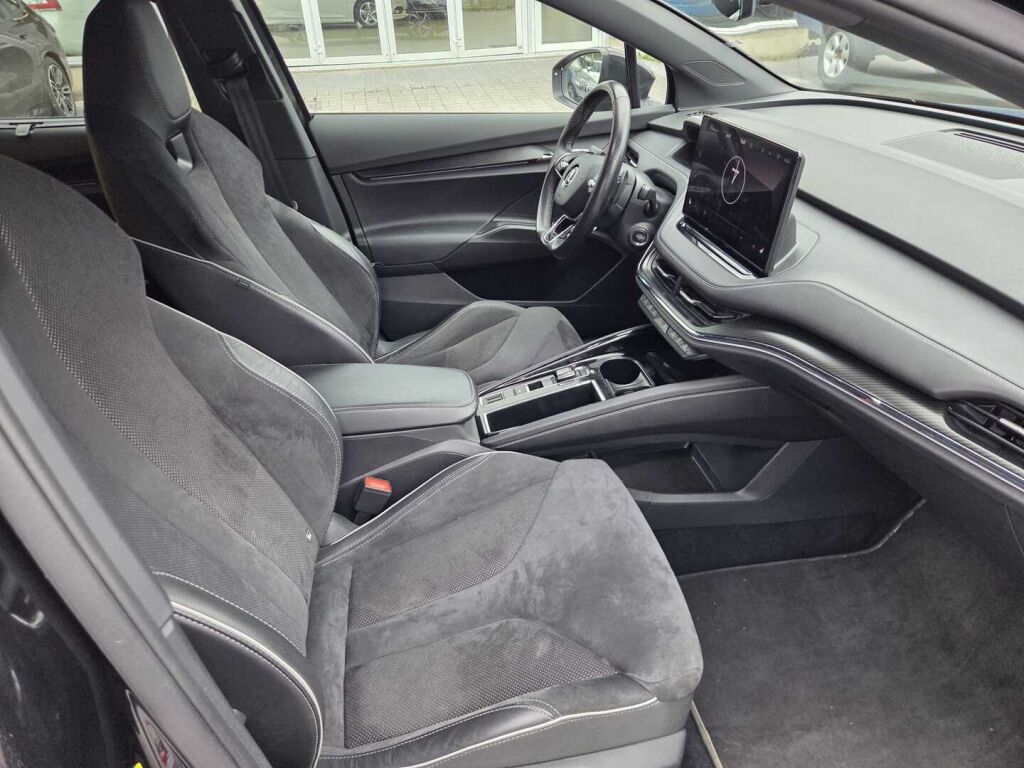 Skoda Enyaq 2023 Musta (Black Magic Pearl Effect)