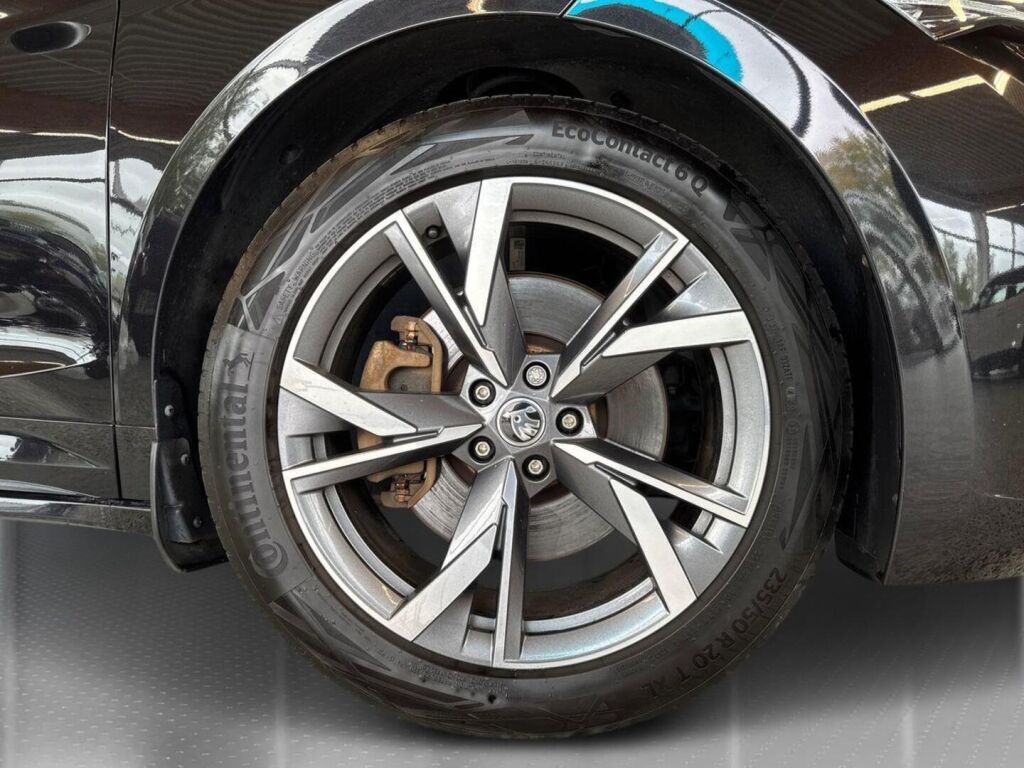 Skoda Enyaq 2023 Musta (Black Magic Pearl Effect)