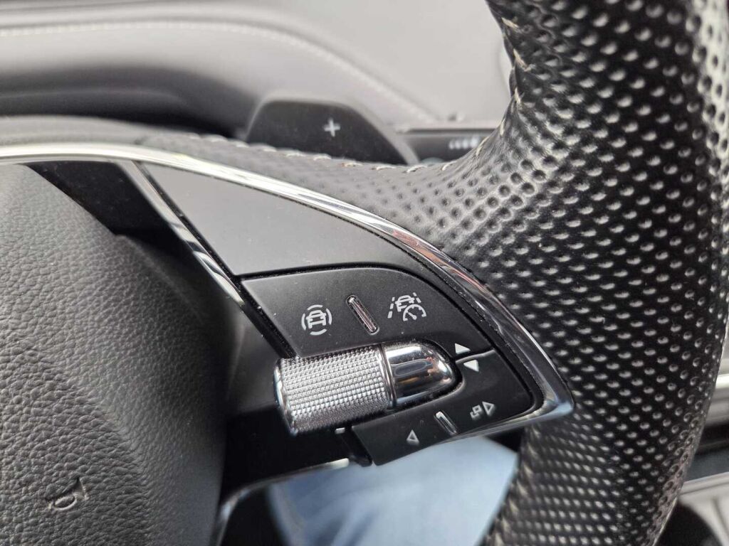 Skoda Enyaq 2023 Musta (Black Magic Pearl Effect)