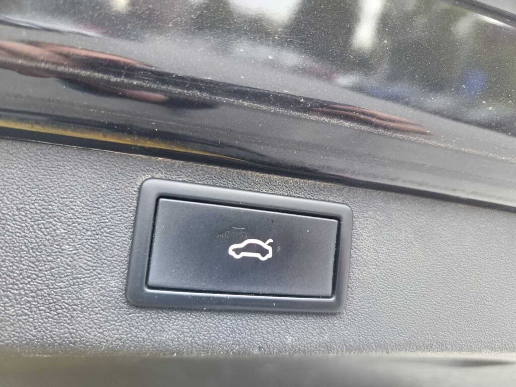 Skoda Enyaq 2023 Musta (Black Magic Pearl Effect)