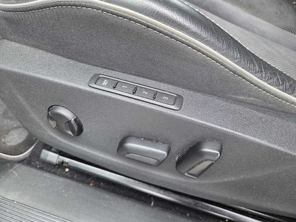 Skoda Enyaq 2023 Musta (Black Magic Pearl Effect)