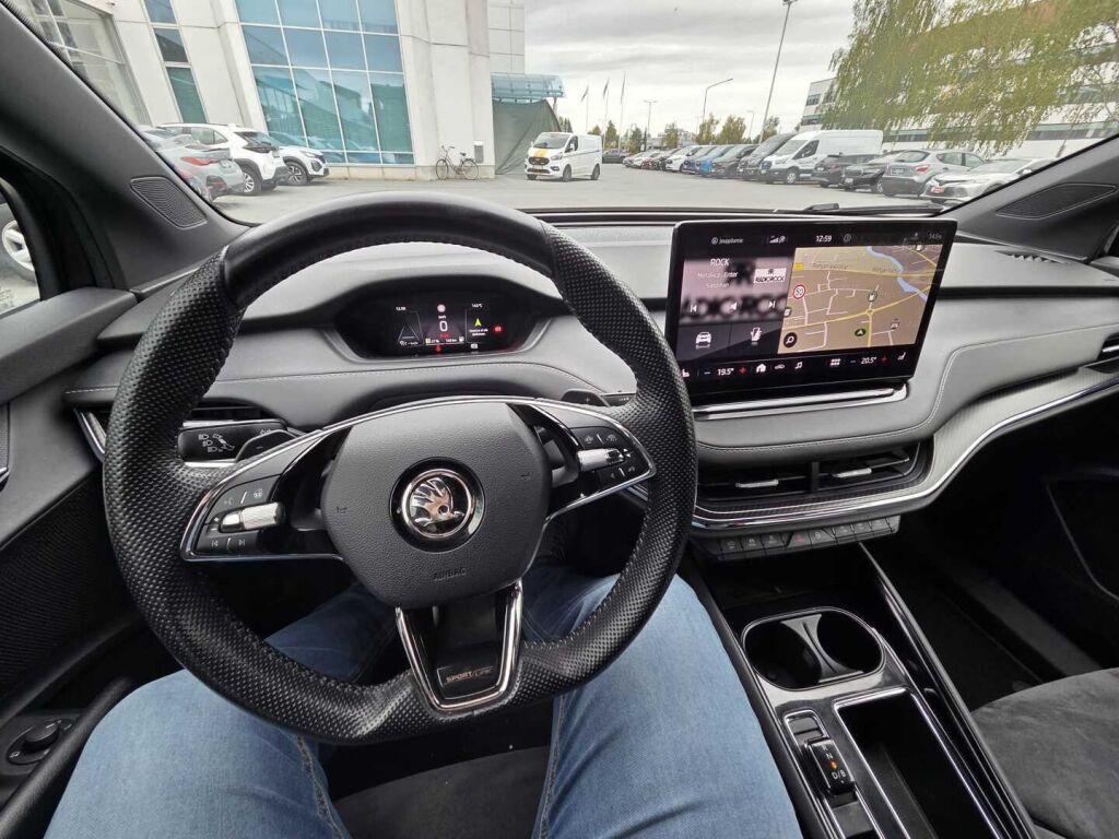Skoda Enyaq 2023 Musta (Black Magic Pearl Effect)