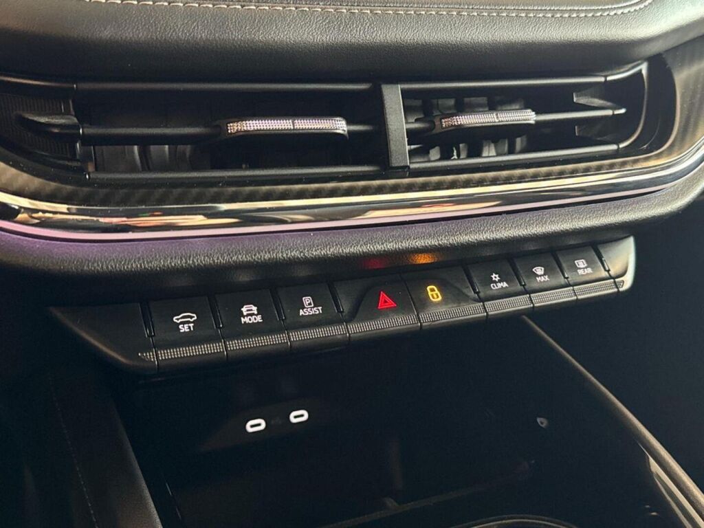Skoda Enyaq 2023 Musta (Black Magic Pearl Effect)