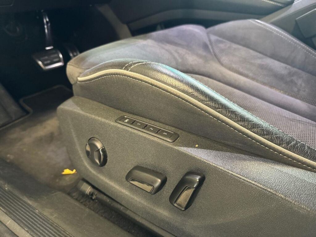 Skoda Enyaq 2023 Musta (Black Magic Pearl Effect)