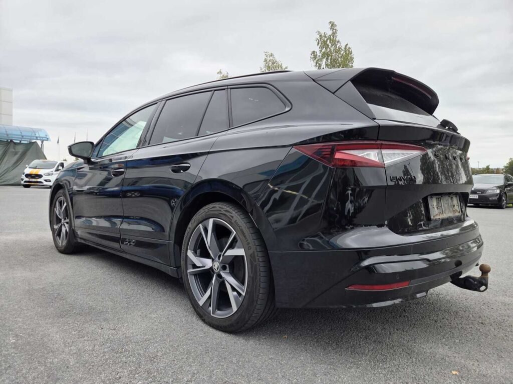 Skoda Enyaq 2023 Musta (Black Magic Pearl Effect)