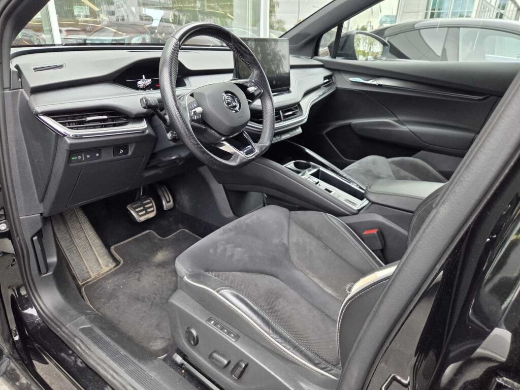 Skoda Enyaq 2023 Musta (Black Magic Pearl Effect)