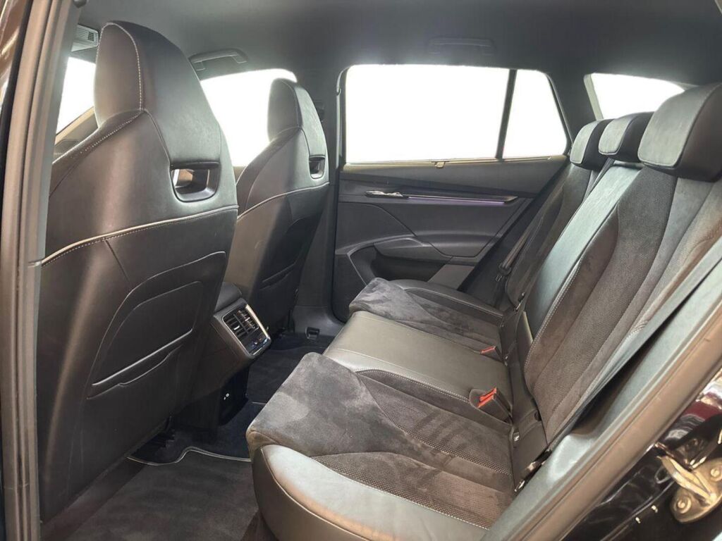 Skoda Enyaq 2023 Musta (Black Magic Pearl Effect)