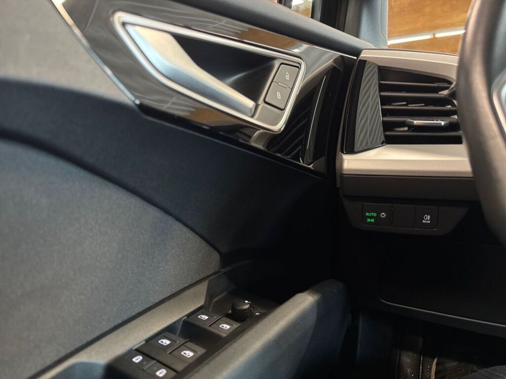 Audi Q4 e-tron 2024 Musta (Mythos Black Metallic)