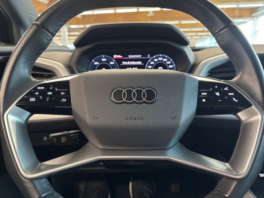 Audi Q4 e-tron 2024 Musta (Mythos Black Metallic)