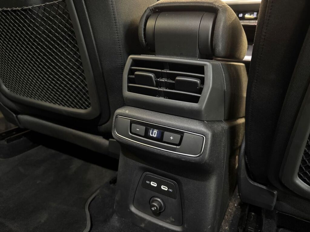 Audi Q4 e-tron 2024 Musta (Mythos Black Metallic)