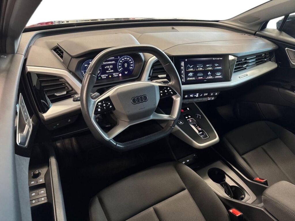 Audi Q4 e-tron 2024 Musta (Mythos Black Metallic)