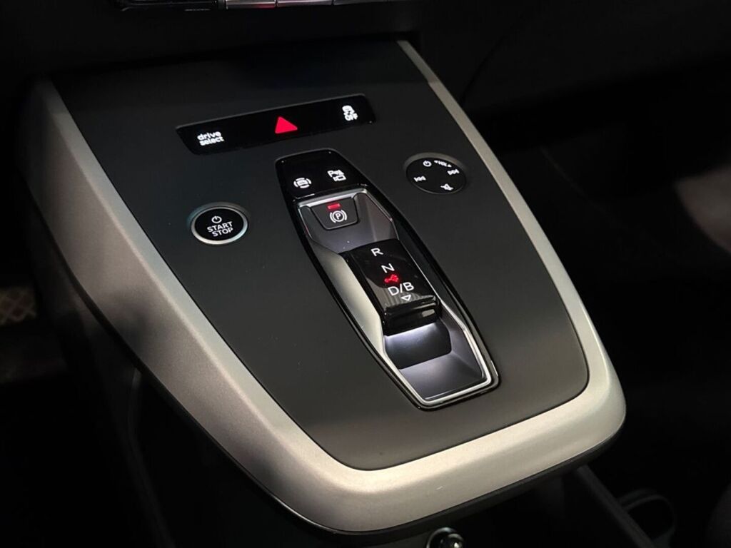 Audi Q4 e-tron 2024 Musta (Mythos Black Metallic)