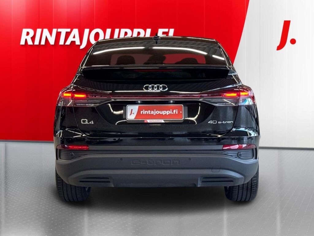 Audi Q4 e-tron 2024 Musta (Mythos Black Metallic)