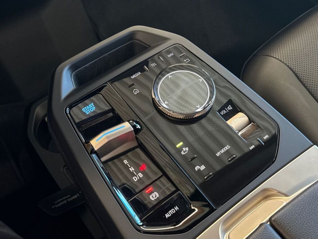 BMW iX 2022 Valkoinen (Mineral White)