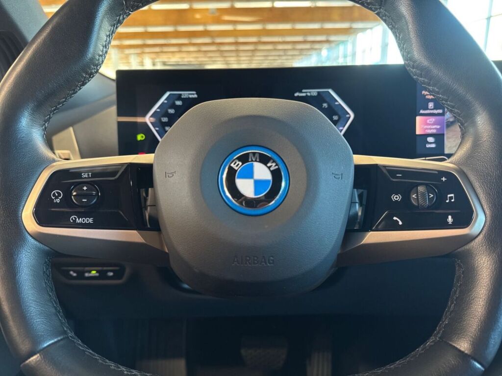 BMW iX 2022 Valkoinen (Mineral White)