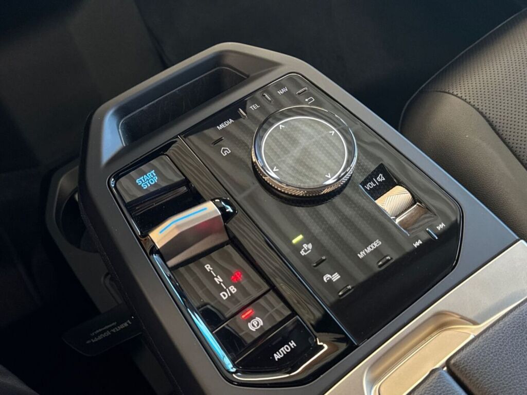 BMW iX 2022 Valkoinen (Mineral White)
