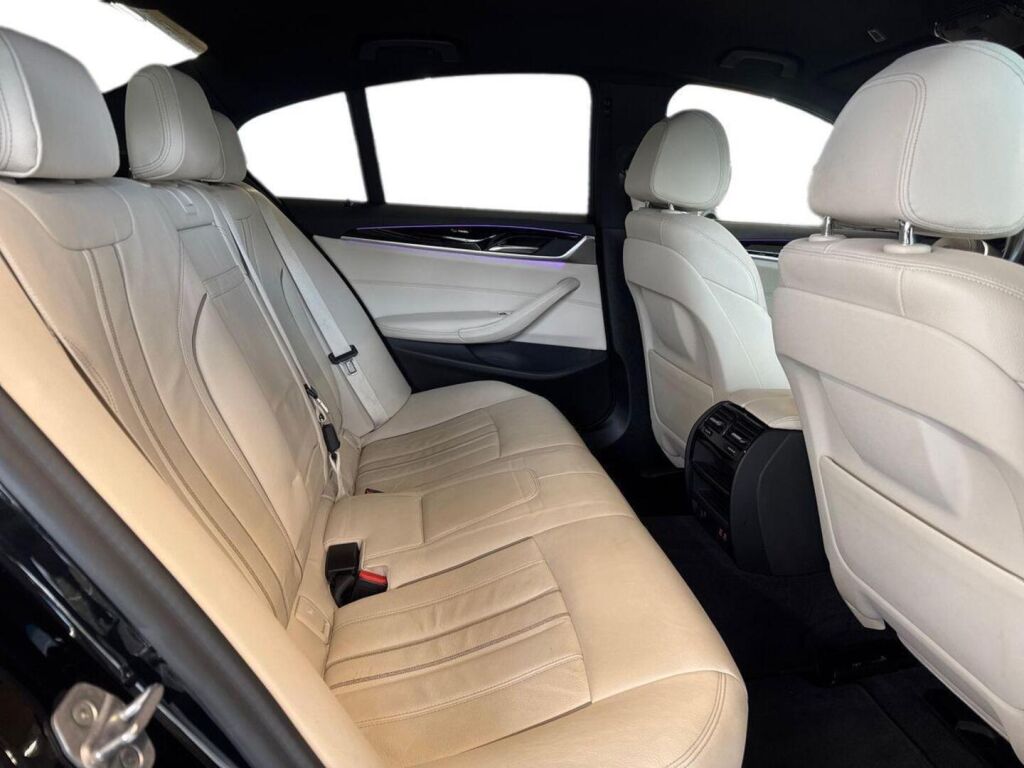 BMW 545 2021 Musta (Black Sapphire Metallic)