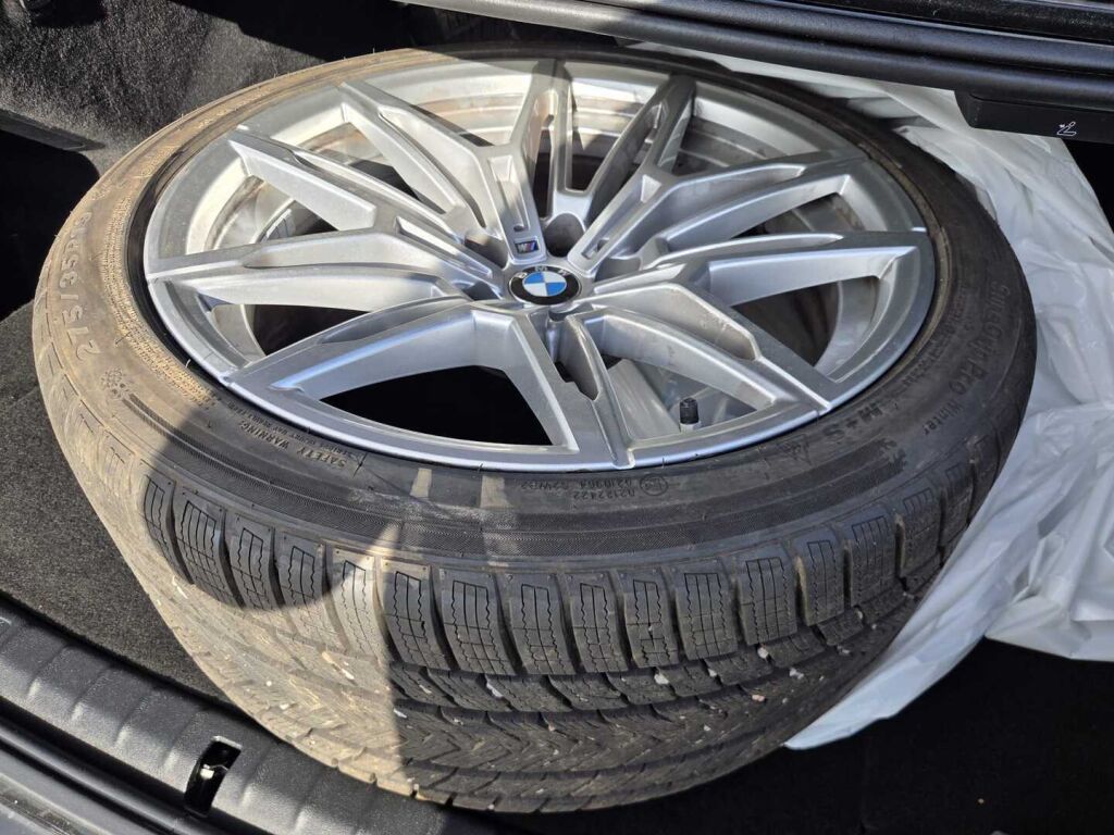 BMW 545 2021 Musta (Black Sapphire Metallic)