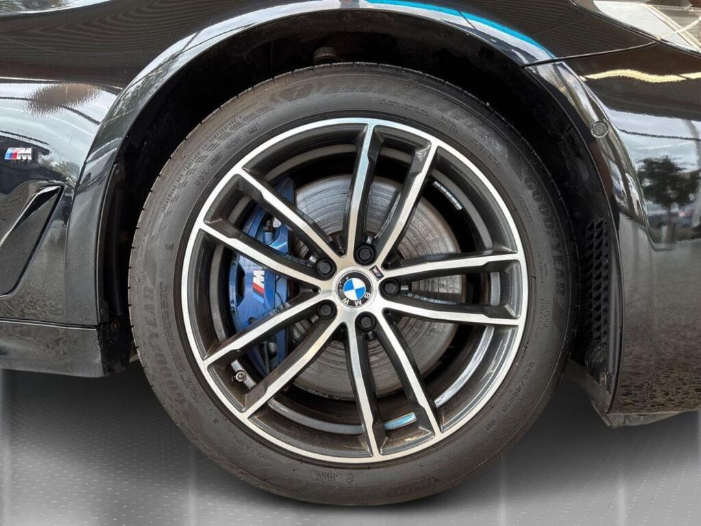 BMW 545 2021 Musta (Black Sapphire Metallic)