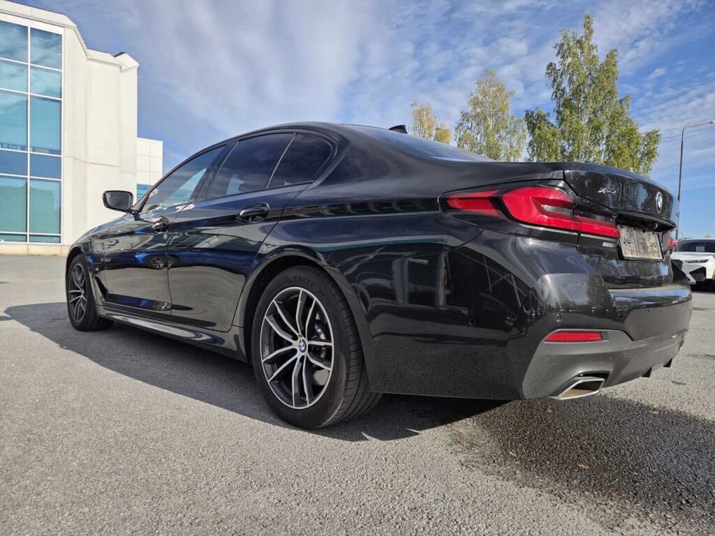 BMW 545 2021 Musta (Black Sapphire Metallic)