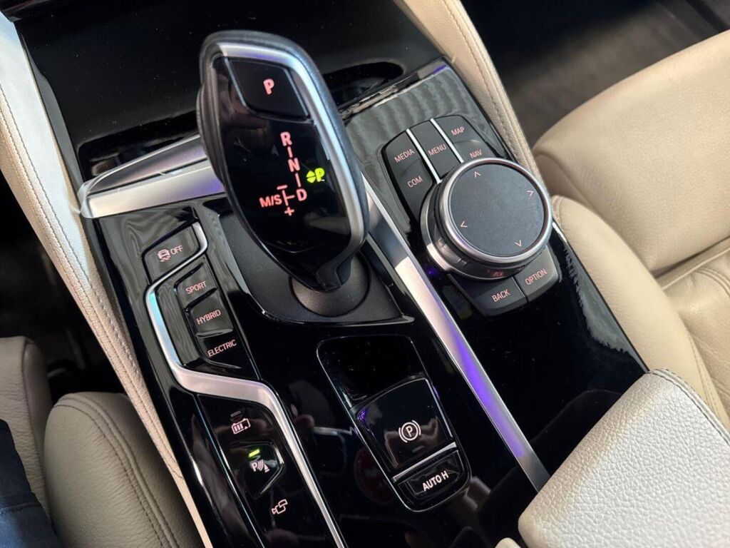 BMW 545 2021 Musta (Black Sapphire Metallic)