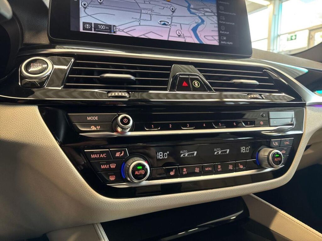 BMW 545 2021 Musta (Black Sapphire Metallic)