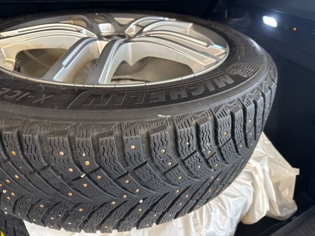 Volkswagen ID.4 2023 Musta