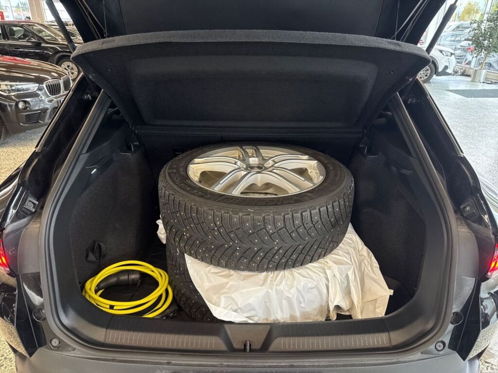 Volkswagen ID.4 2023 Musta