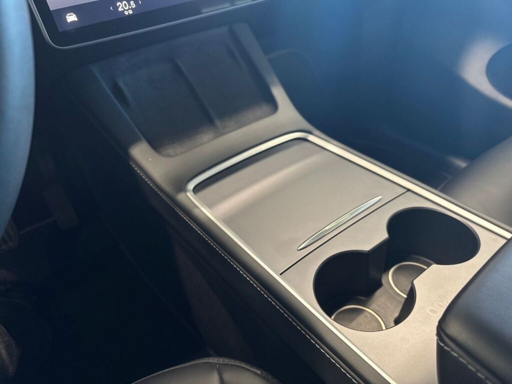 Tesla Model Y 2023 Sininen (Deep Blue)