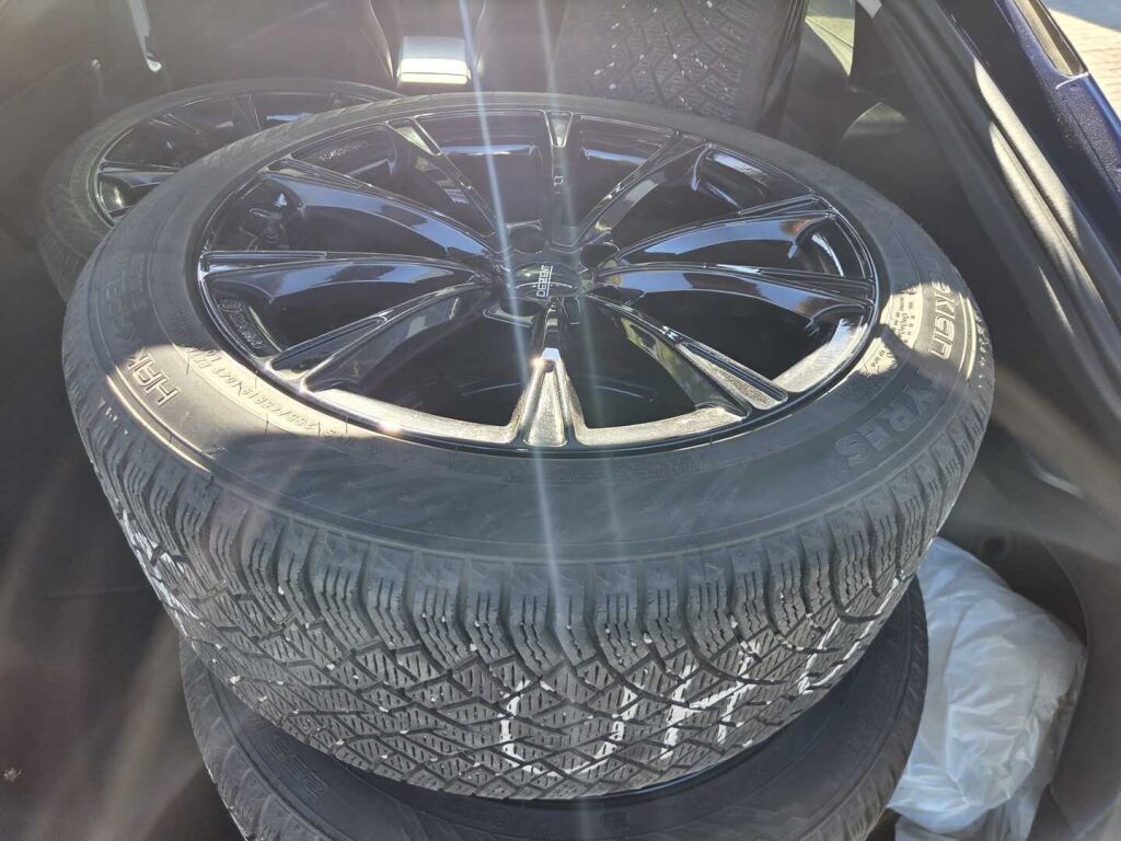 Tesla Model Y 2023 Sininen (Deep Blue)