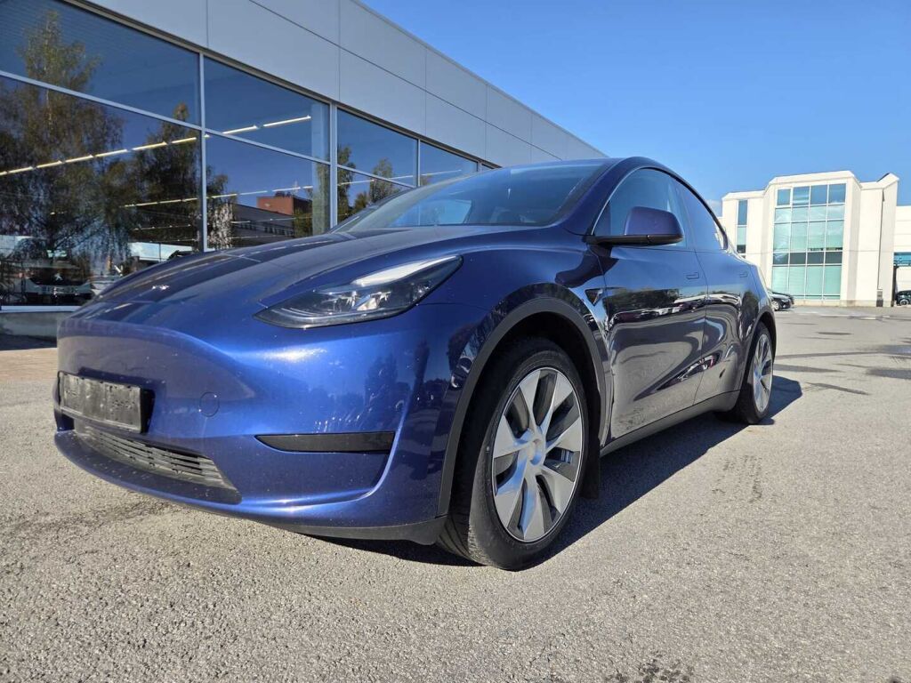 Tesla Model Y 2023 Sininen (Deep Blue)