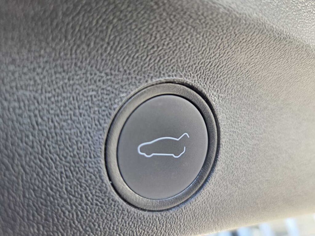 Tesla Model Y 2023 Sininen (Deep Blue)