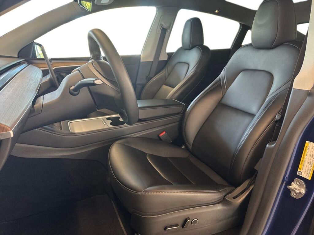 Tesla Model Y 2023 Sininen (Deep Blue)