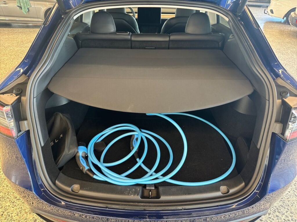 Tesla Model Y 2023 Sininen (Deep Blue)
