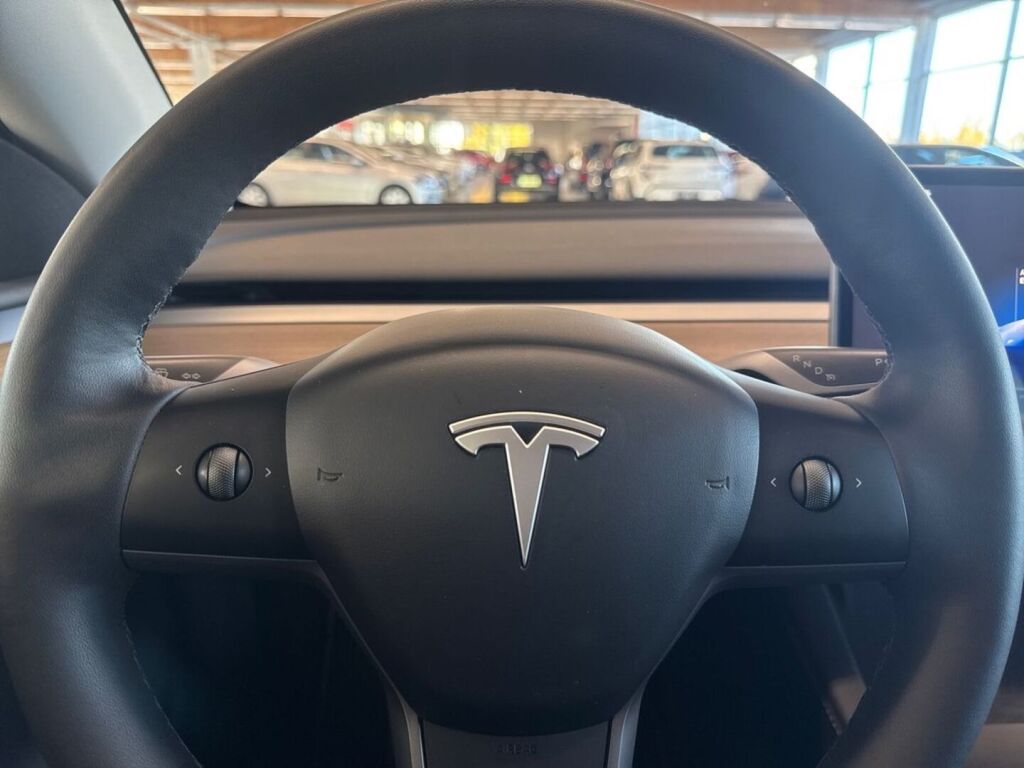Tesla Model Y 2023 Sininen (Deep Blue)
