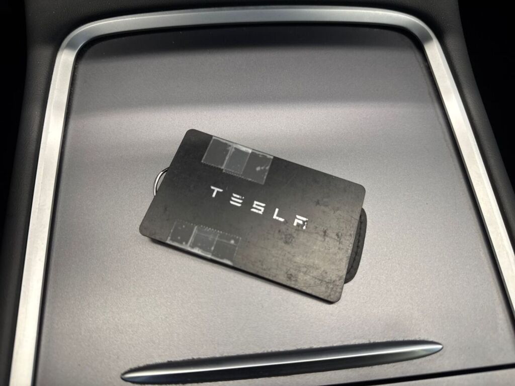 Tesla Model Y 2023 Sininen (Deep Blue)