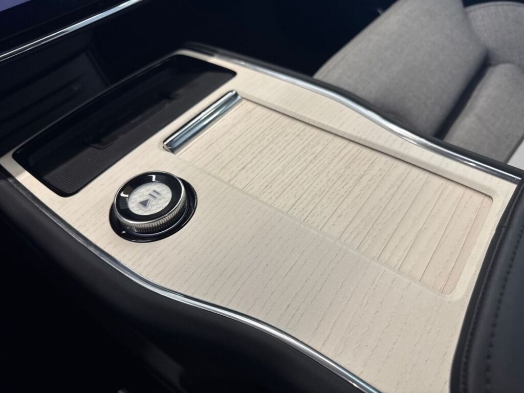 Volvo EX90 2025 Harmaa (Vapour Grey)